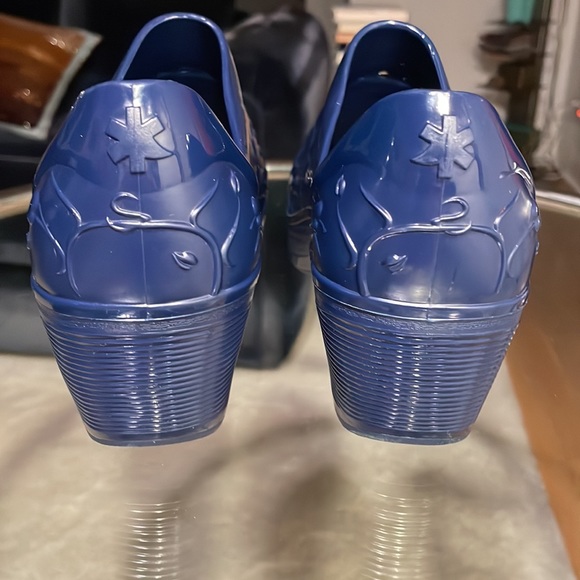 ☔️🌧️Dansko Pixie Blue Floral Molded Waterproof & Slip Resistant - Picture 5 of 8